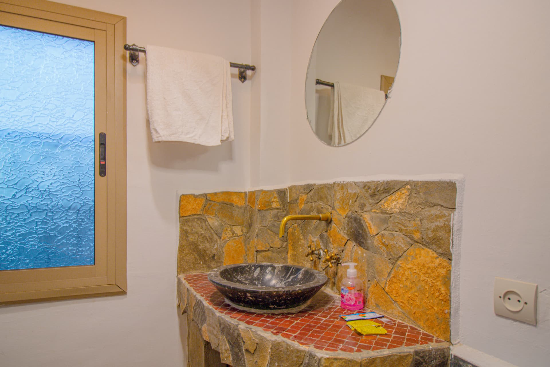 AYOUR — stone vanity with marble basin, brass tap and round mirror