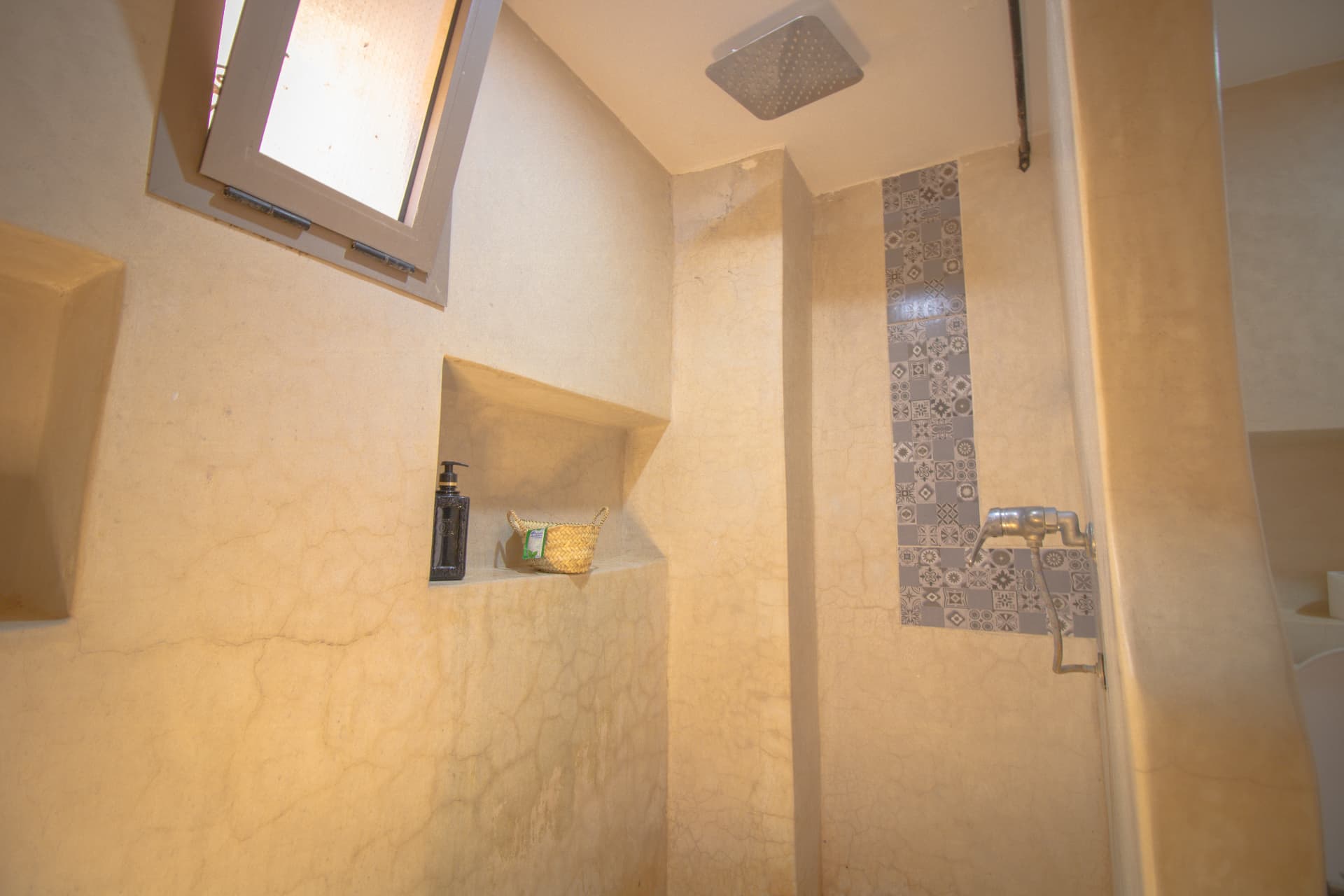 TIRIT — rain shower with patterned tile inlay