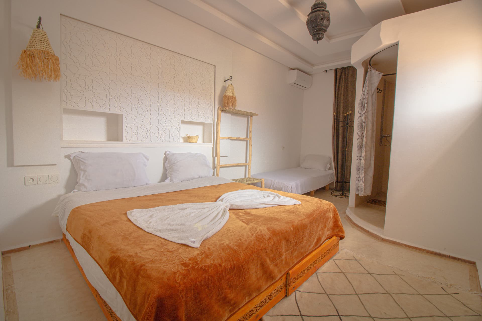 DADES — double bed and extra single bed beneath the carved headboard panel