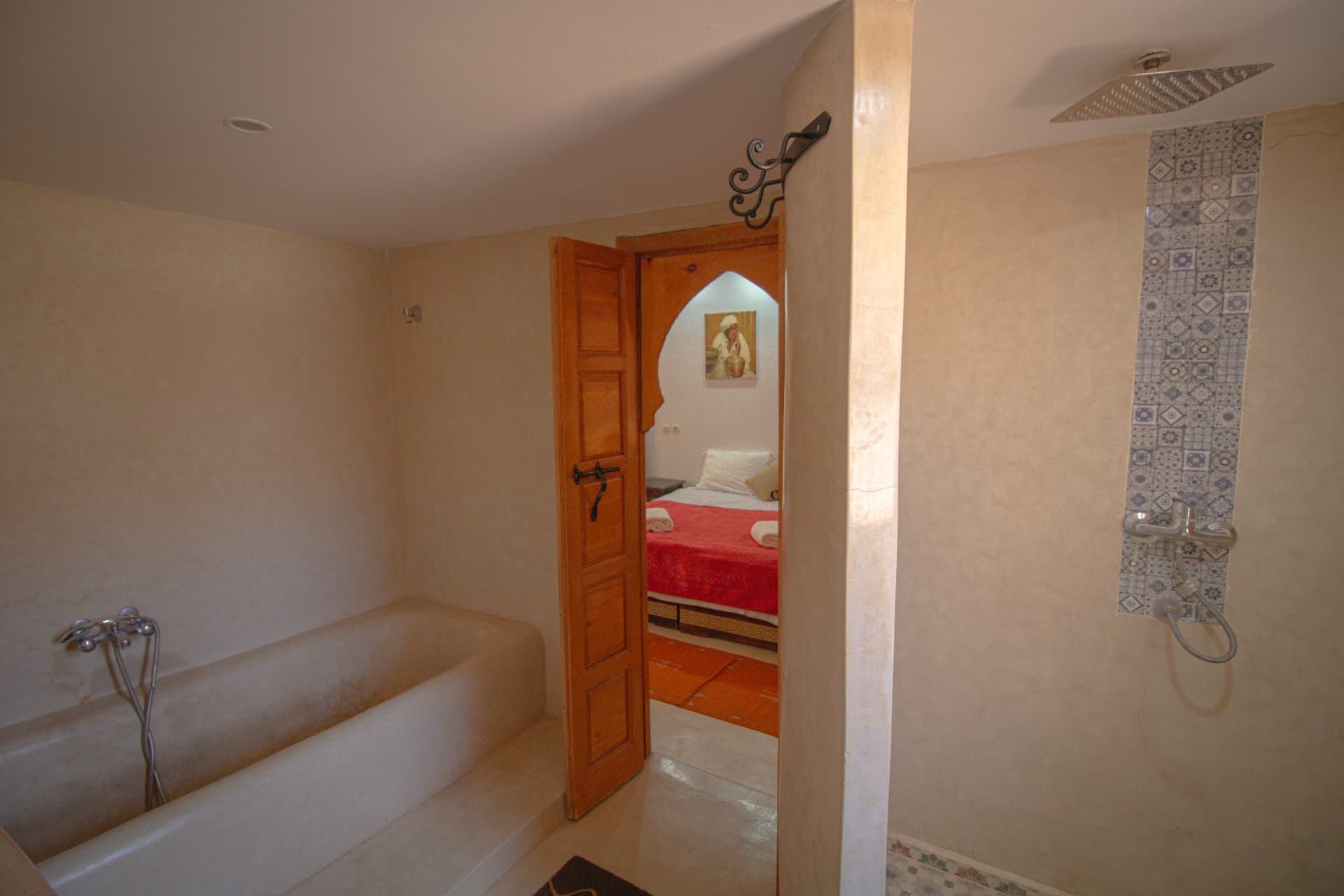 ATLAS — rain shower and bath in the tadelakt bathroom